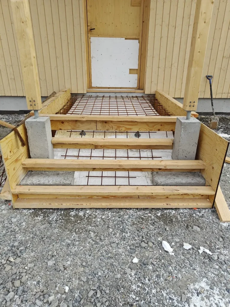 Portaiden raudoitus- ja muottityö rakennuskohteessa