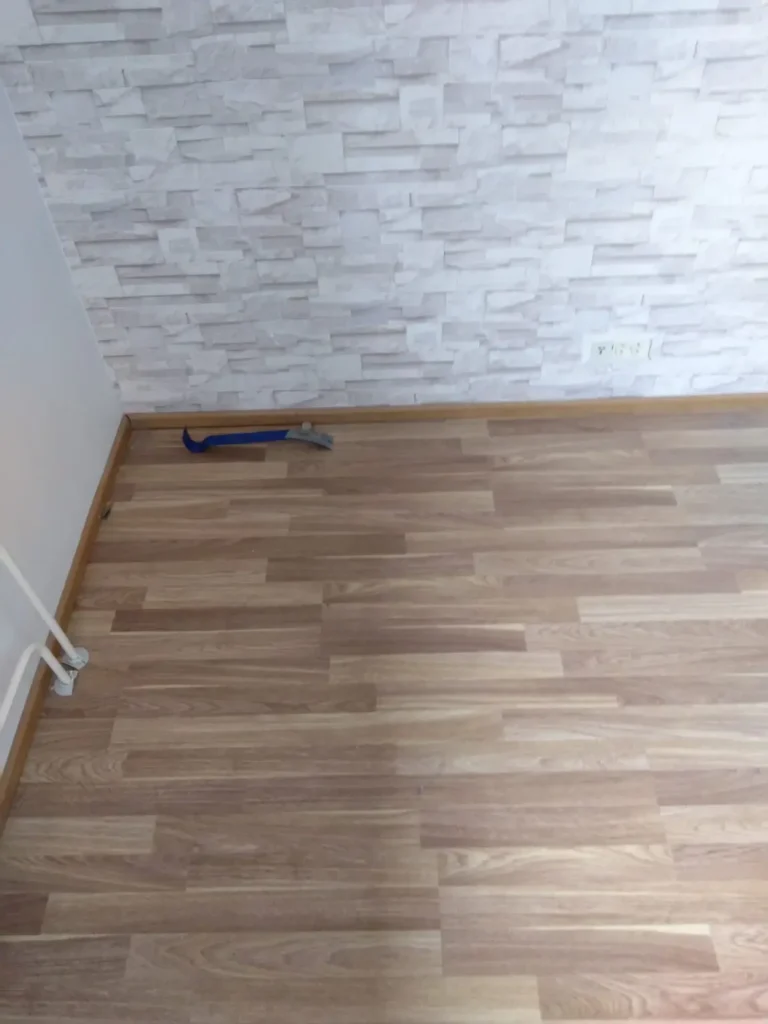 Uusittu lattia ja seinäpinta sisäremonttikohteessa